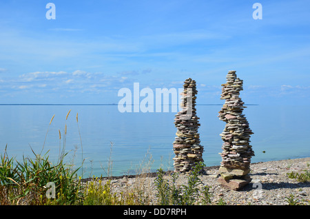 Zwei Stonepiles an der Küste der Insel Öland in der Ostsee in Schweden Stockfoto