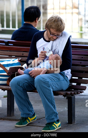 Vater Fütterung sein Baby, South Bank, London, England Stockfoto