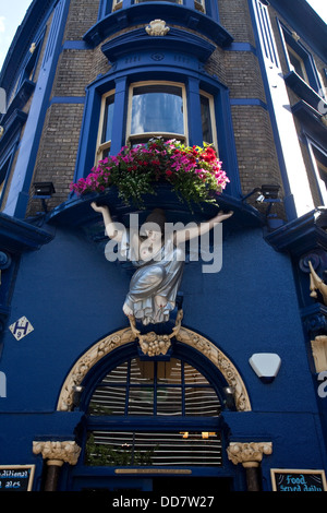 Die Schiffsbauer Arme Public House, in der Nähe von Tower Bridge, London, England Stockfoto