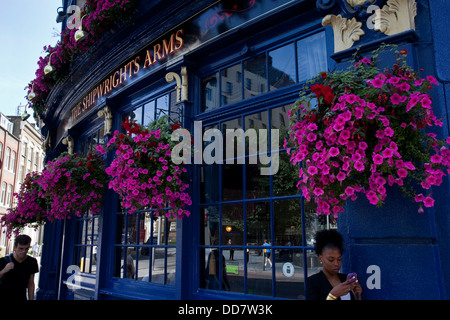 Die Schiffsbauer Arme Public House, in der Nähe von Tower Bridge, London, England Stockfoto