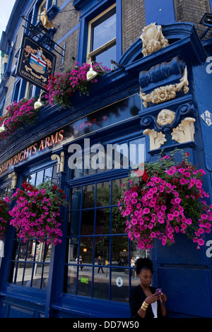 Die Schiffsbauer Arme Public House, in der Nähe von Tower Bridge, London, England Stockfoto