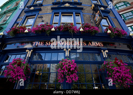 Die Schiffsbauer Arme Public House, in der Nähe von Tower Bridge, London, England Stockfoto