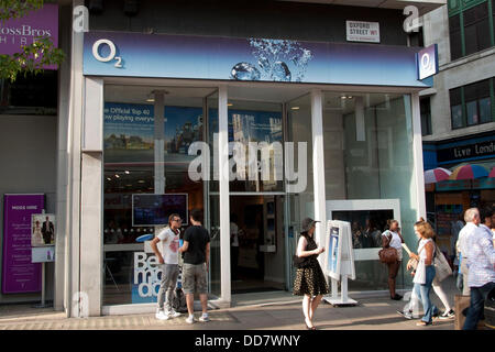 London, UK. 28. August 2013. Im 02 Shop auf der Oxford Street. Am 29. August 02 startet seine 4G Service für Kunden in London. Bildnachweis: Pete Maclaine/Alamy Live-Nachrichten Stockfoto