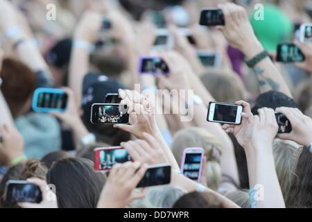 Hamburg, Deutschland. 24. August 2013. Fans nehmen des deutschen Rappers Cro geben ein Konzert auf der Trabrennbahn in Hamburg, Deutschland, 24. August 2013 abgebildet. Foto: Malte Christen/Dpa/Alamy Live News Stockfoto