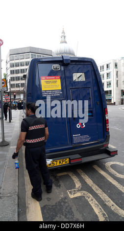 G4S Wachmann stehen neben einem van sammeln Geld in der Nähe von St. Pauls Cathedral in der City of London-UK Stockfoto