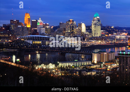 Innenstadt von City Lights und Wolkenkratzer am Vorabend des Winters In Cincinnati Ohio kurz nach Sonnenuntergang, USA Stockfoto