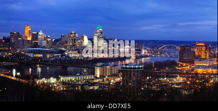 Ein Winter-Eva nach Sonnenuntergang Weise Ohio River wo es Ohio aus Kentucky in Cincinnati, USA trennt Stockfoto