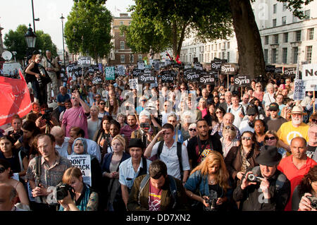 London, UK. 28.08.2013. Mehr als tausend Demonstranten versammeln sich an einer Haltestelle den Kriegskoalition Protest in der Nähe von Downing Street. Die Demonstranten streiten gegen die militärische Intervention in Syrien. Stockfoto