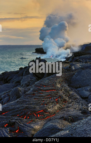 Lava in fließen ins Meer, Hawaii Volcanoes National Park, Kilauea-Vulkan, Big Island von Hawaii Stockfoto