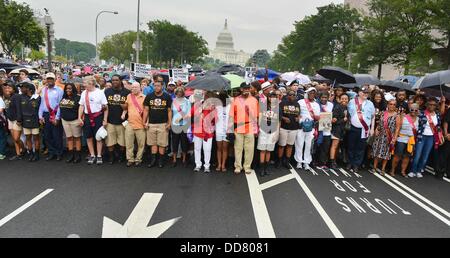 Washington, District Of Columbia, USA. 28. August 2013. Demonstranten, die in die Bürgerrechte 1963 März auf Washington und Student Escorts aus Alabama State University teilgenommen führend beim 50. Jubiläum Marsch. Tausende von Menschen stieg auf der National Mall, des 50. Jahrestags des Martin Luther King Jr. seine "I Have a Dream" Rede. Bildnachweis: Jay Mallin/ZUMAPRESS.com/Alamy Live-Nachrichten Stockfoto