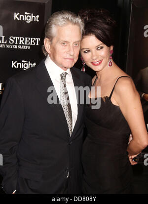 28. August 2103 sind 68 - Datei - MICHAEL DOUGLAS und CATHERINE ZETA-JONES, 43, trennen. Die Sterne paar spaltet sich nach fast 13 Jahren. Bild: 20. September 2010 - New York, New York, US - Schauspieler MICHAEL DOUGLAS und Catherine Zeta-Jones Schauspielerin besuchen die New Yorker Premiere von "Wall Street: Money Never Sleeps im Ziegfeld Theatre statt. © Nancy Kaszerman/ZUMA Wire) Credit: ZUMA Press, Inc./Alamy Live News Stockfoto