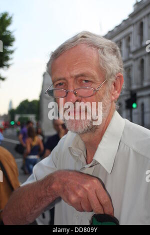 Downing Street, London. 28. August 2013. Anhänger der Koalition Stop the war haben heute ab 17 Uhr eine Demonstration gegen jede militärische Intervention in Syrien abgehalten. Bild zeigt Jeremy Corbyn. Foto von Tony Henshaw Stockfoto