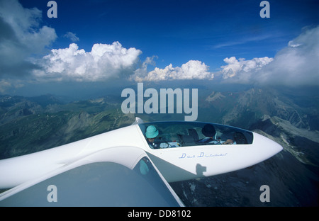 Segelflugzeug Flugzeug Duo Discus fliegen über dem Bisaurin Berge, Aragon, Spanien Stockfoto