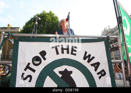 Downing Street, London. 28. August 2013. Unterstützer der Stop the War Koalition Demonstration eine gegen jede militärische Intervention in Syrien von 17:00 heute. Bild zeigt Jane Sterk machen ihre Rede. Stockfoto