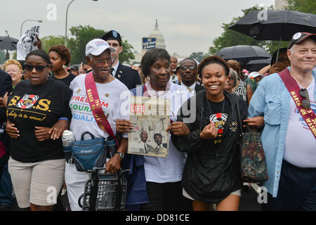 Washington, District Of Columbia, USA. 28. August 2013. Demonstranten, die in die Bürgerrechte 1963 März auf Washington und Student Escorts aus Alabama State University teilgenommen führend beim 50. Jubiläum Marsch. Tausende von Menschen stieg auf der National Mall, des 50. Jahrestags des Martin Luther King Jr. seine "I Have a Dream" Rede. Bildnachweis: Jay Mallin/ZUMAPRESS.com/Alamy Live-Nachrichten Stockfoto