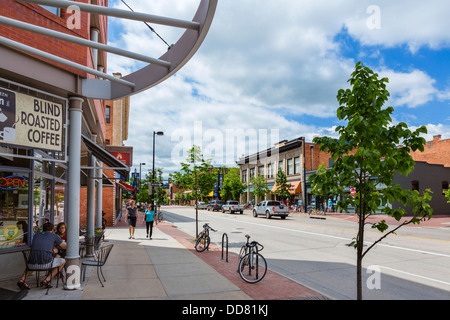 Café und Geschäfte am Broadway in der Innenstadt von Boulder, Colorado, USA Stockfoto