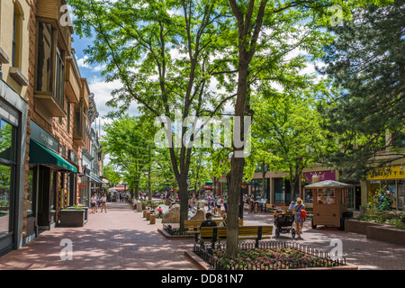 Geschäfte auf Pearl Street Mall in der Innenstadt von Boulder, Colorado, USA Stockfoto