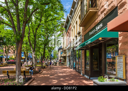 Geschäfte auf Pearl Street Mall in der Innenstadt von Boulder, Colorado, USA Stockfoto