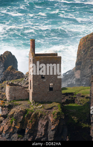 Krone-Minen in West Cornwall, Großbritannien. (Kornisch: Bostalek). Ehemaligen Zinnminen positioniert auf den Klippen in Botallack, Cornwall niedrig. Stockfoto