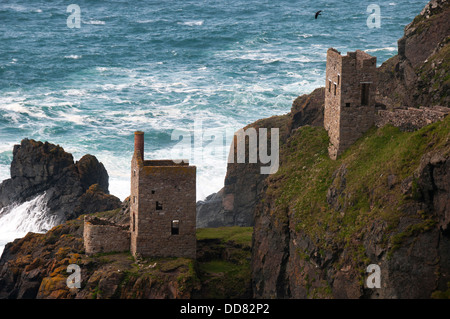 Krone-Minen in West Cornwall, Großbritannien. (Kornisch: Bostalek). Ehemaligen Zinnminen positioniert auf den Klippen in Botallack, Cornwall niedrig. Stockfoto