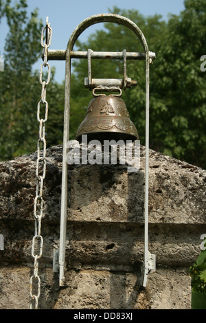 Französische alte altmodische verzierten Türklingel mit einer Zugkette. Stockfoto