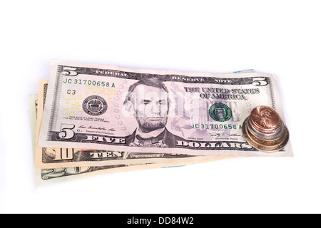 Mehrere Stapel von amerikanischen Münzen mit einigen Dollarnoten. Stockfoto