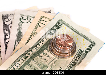 Mehrere Stapel von amerikanischen Münzen mit einigen Dollarnoten. Stockfoto