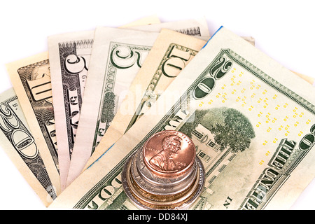 Mehrere Stapel von amerikanischen Münzen mit einigen Dollarnoten. Stockfoto