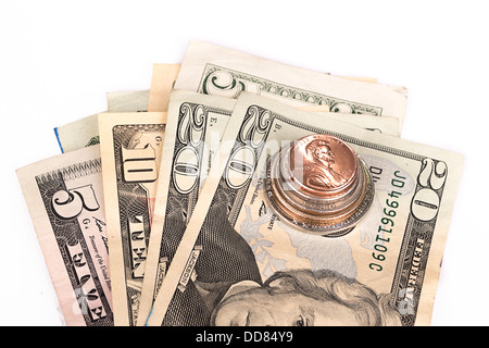 Mehrere Stapel von amerikanischen Münzen mit einigen Dollarnoten. Stockfoto