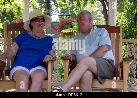 Ehepaar im Ruhestand Spaß Gespräche. Frau ist während ihr Mann glücklich sah sie lachen. Stockfoto