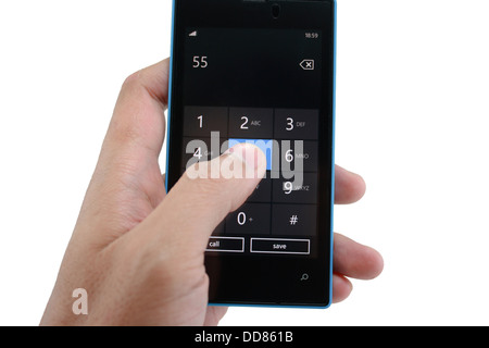 eine Hand auf einem Smartphone, eine Nummer anzurufen, drücken Stockfoto