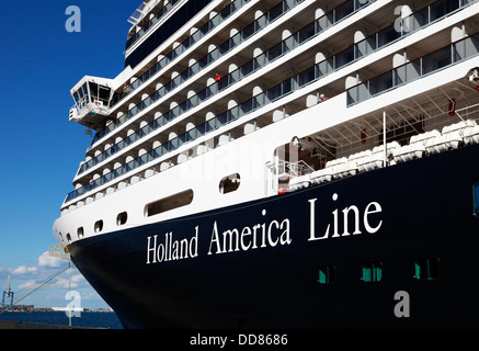 Bug des Kreuzfahrtschiffes MS Eurodam von Holland America Line vertäut am Langelinie im Hafen von Kopenhagen, Dänemark. Stockfoto