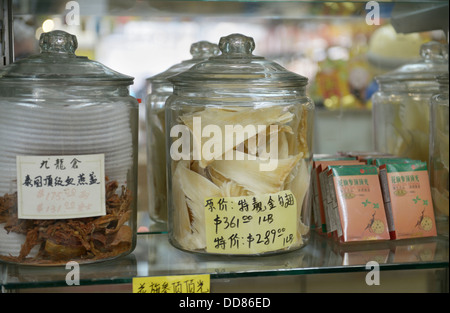 Getrocknete Haifischflossen zu verkaufen in Chinatown, New York.  Verwendet, um die Haifischflossen-Suppe, eine Delikatesse für besondere Anlässe. Stockfoto