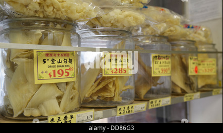 Getrocknete Haifischflossen zu verkaufen in Chinatown, New York.  Verwendet, um die Haifischflossen-Suppe, eine Delikatesse für besondere Anlässe. Stockfoto