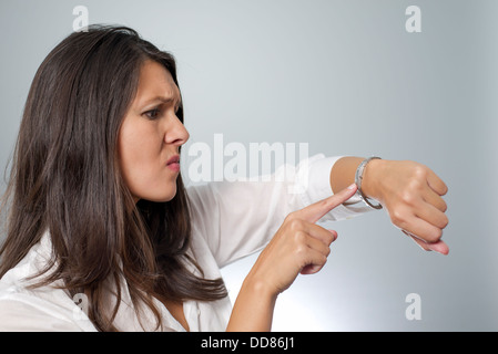 Frau Uhr Handgelenk zeigen klopfen späten Zeit finger Stockfoto