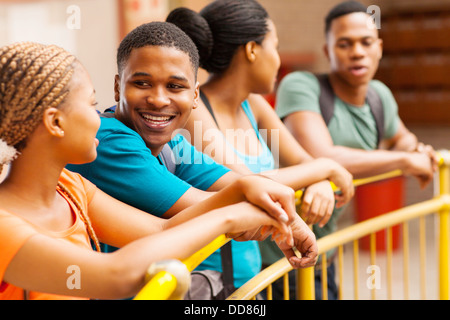 Gruppe der afrikanischen College-Freunde im Chat während der Mittagspause Stockfoto