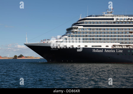 Bogen des Kreuzfahrtschiff MS Eurodam von Holland America Line, vorbei an der alten Meer Fort Trekroner verlassen den Hafen von Kopenhagen Stockfoto