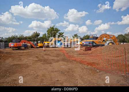 Baumaschinen auf einer Website für Neubaugebiet Stockfoto