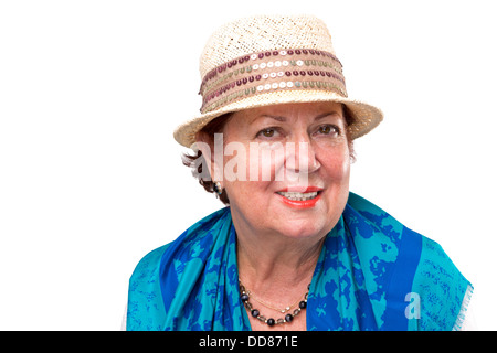 Ältere Frau posiert mit ihren ausgefallenen Strohhut, sie hat blaue Farbe auf ihren Schultern Schal Stockfoto