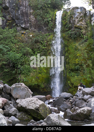 dh Dawson fällt TARANAKI Neuseeland Mann touristischen Egmont Nationalpark Strom hinunter Mount Taranaki Wasserfall Stockfoto