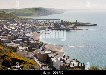 Großbritannien, Wales, Ceredigion, Aberystwyth, erhöhten Blick auf die Strandpromenade von Constitution Hill Stockfoto