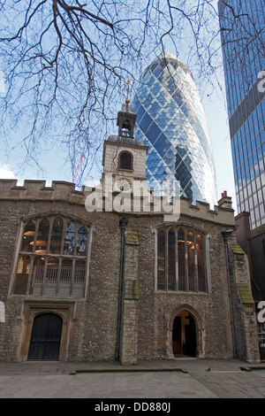 St Helens Bishopsgate mit 30 St Mary Axe, die Swiss Re Gebäude (die Gurke) in den Hintergrund, London, England, UK. Stockfoto