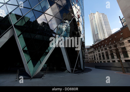 30 St Mary Axe, der Schweizer Rück-Gebäude (bekannt als die Gurke) mit Heron-Tower im Hintergrund, London, England, UK. Stockfoto