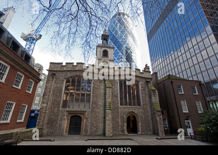 St. Helena Kirche Bishopsgate mit 30 St Mary Axe, die Swiss Re Gebäude (die Gurke) in den Hintergrund, London, England, UK. Stockfoto