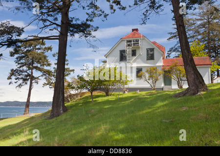 USA, Washington, San Juan Inseln. Haus der wiederum Punkt Leuchtturmwärter auf Stuart Insel. Stockfoto