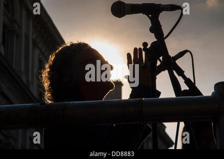 London, UK. 28. August 2013. Jenny Jones spricht mit der Masse während einer Protestaktion gegen mögliche Intervention vom Vereinigten Königreich in der laufenden Konflikt in Syrien nach chemischer Waffen Angriffe auf das Assad-Regime auf die Zivilbevölkerung verantwortlich gemacht. Bildnachweis: Paul Davey/Alamy Live-Nachrichten Stockfoto