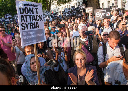 London, UK. 28. August 2013. Das Publikum hört Lautsprecher bei einem Protest gegen mögliche Intervention vom Vereinigten Königreich in der laufenden Konflikt in Syrien nach chemischer Waffen Angriffe, die Schuld auf das Assad-Regime auf die Zivilbevölkerung. Bildnachweis: Paul Davey/Alamy Live-Nachrichten Stockfoto