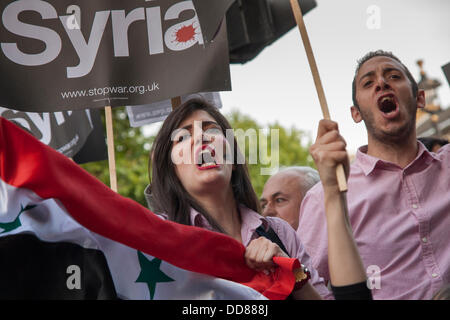 London, UK. 28. August 2013. Eine syrische Frau schreit Parolen während einer Protestaktion gegen mögliche Intervention vom Vereinigten Königreich in der laufenden Konflikt in Syrien nach chemischer Waffen Angriffe auf das Assad-Regime auf die Zivilbevölkerung verantwortlich gemacht. Bildnachweis: Paul Davey/Alamy Live-Nachrichten Stockfoto