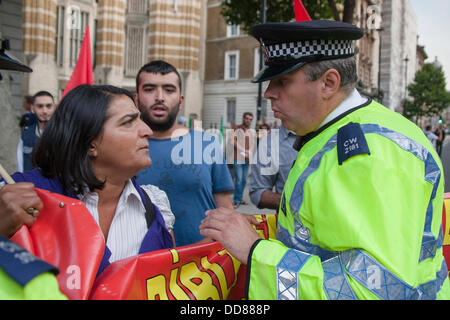 London, UK. 28. August 2013. Ein Polizist spricht mit türkischen Anti-Kriegs-Aktivisten wie sie ankommen, um einen Protest gegen mögliche Intervention vom Vereinigten Königreich in der laufenden Konflikt in Syrien nach chemischer Waffen Angriffe, unterstützen die Schuld auf das Assad-Regime auf die Zivilbevölkerung. Bildnachweis: Paul Davey/Alamy Live-Nachrichten Stockfoto