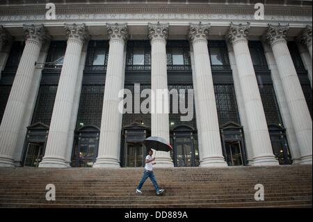 Manhattan, New York, USA. 28. August 2013. New Yorker bewältigen Regen heute Nachmittag entlang auf den Stufen des James Farley Post Office an der 8th Avenue. Bildnachweis: Bryan Smith/ZUMAPRESS.com/Alamy Live-Nachrichten Stockfoto